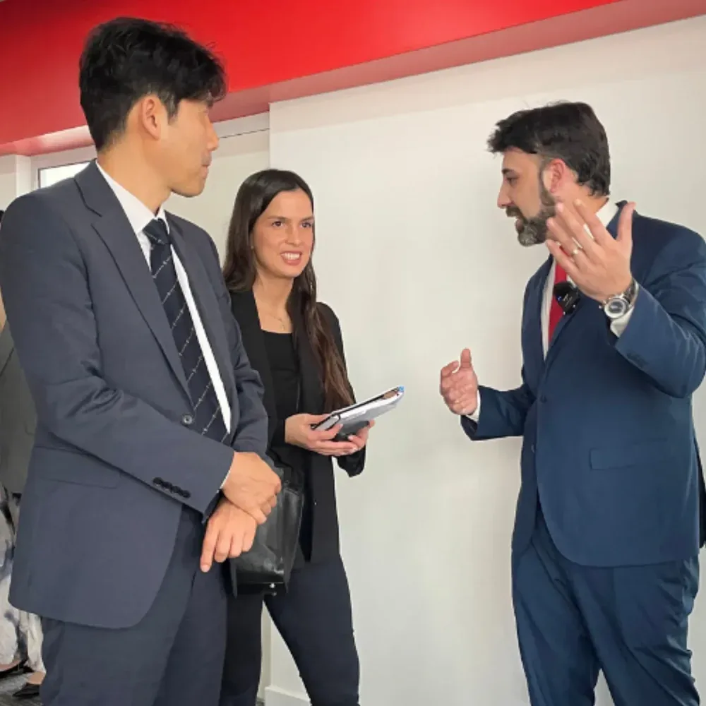 Fernando Arrieta 在办公室与同事交谈