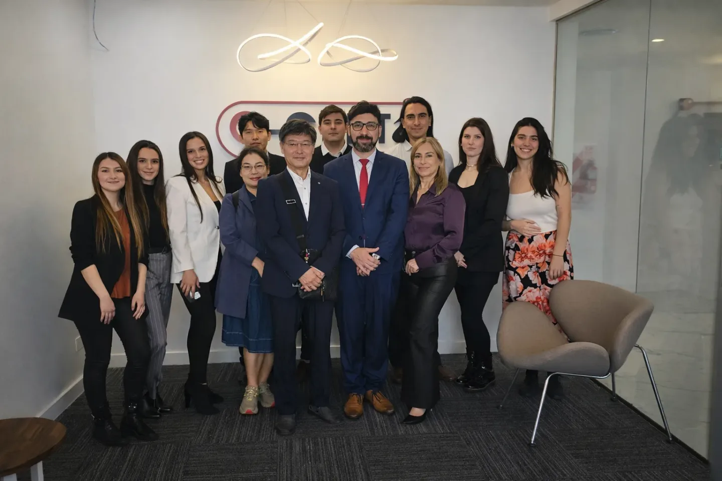 Fernando Arrieta junto a un grupo de participantes en las oficinas de G-CERTI