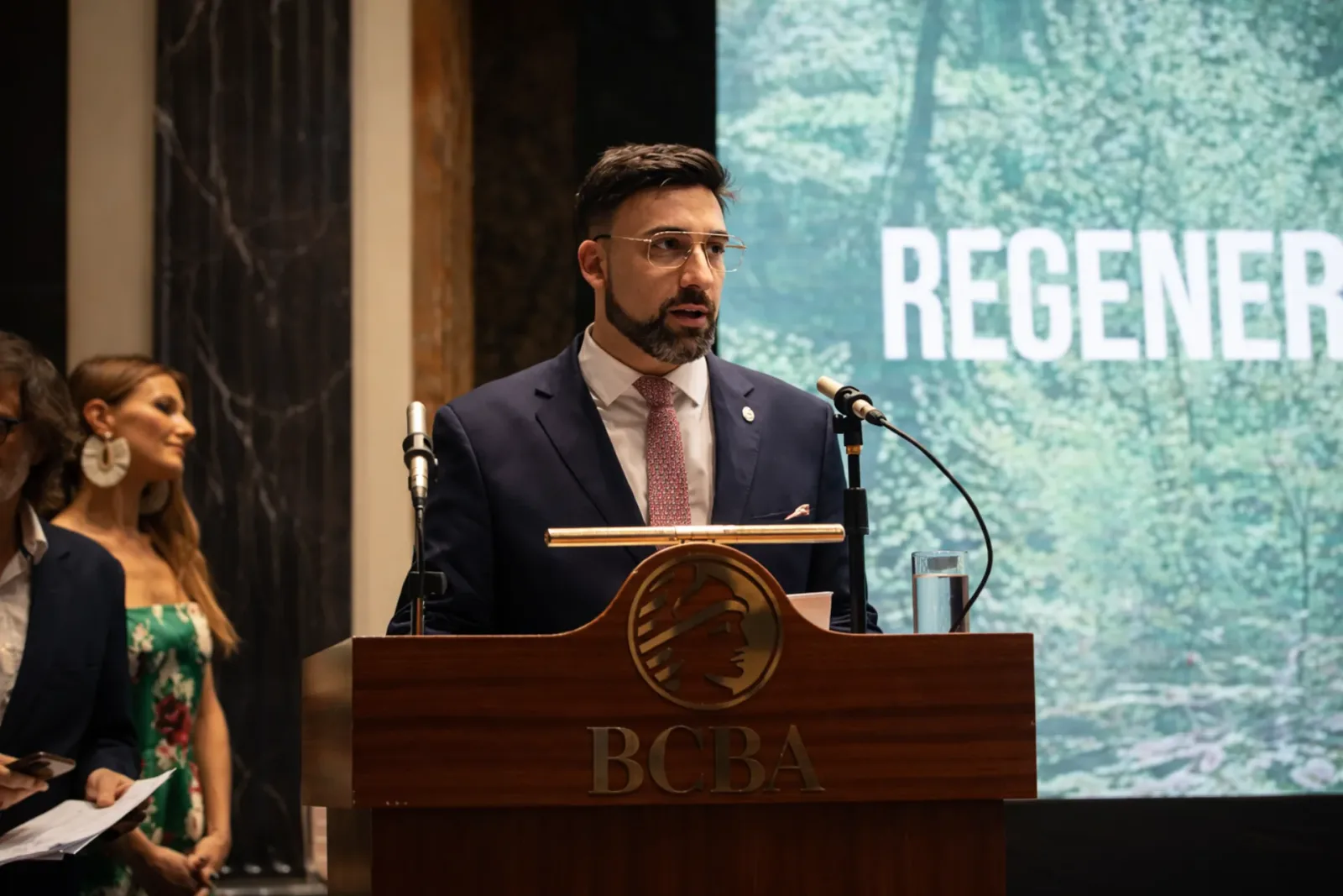 Fernando Arrieta 在一场公开活动中站在讲台后发言