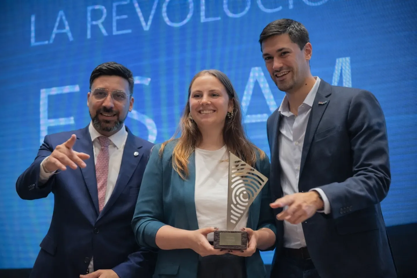 Fernando Arrieta 与 Premio Argentina Economía Circular 活动的参与者在一起