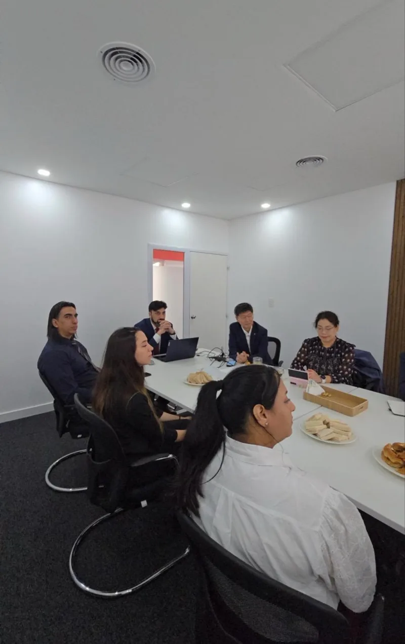 Fernando Arrieta 与办公室会议的参与者在一起