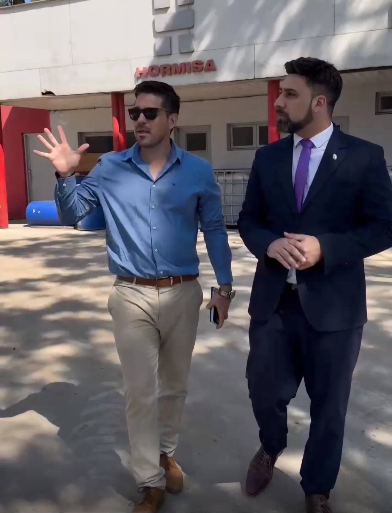 Fernando Arrieta 在一处工业设施外与人交谈
