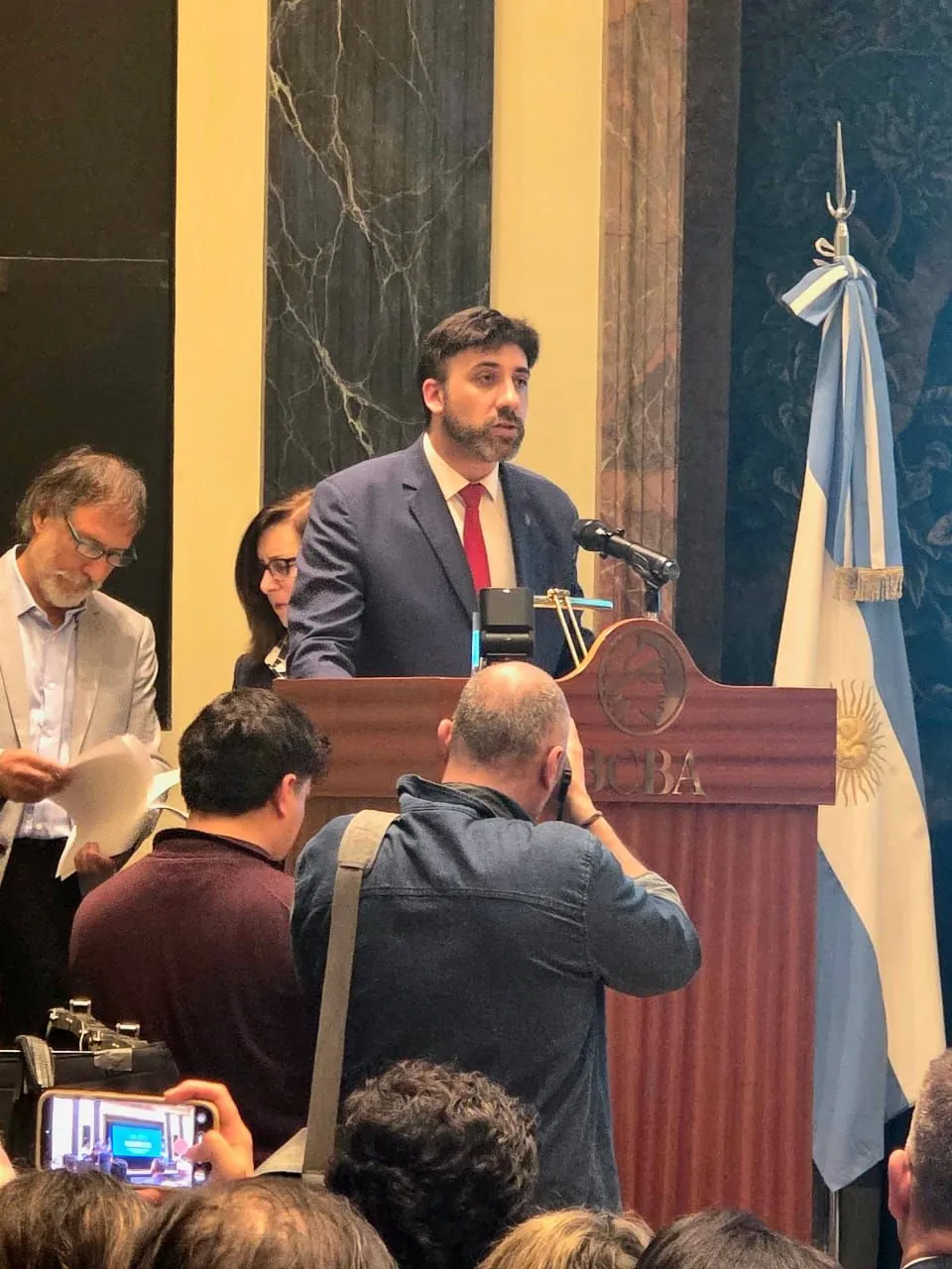 Fernando Arrieta en el atril de la Bolsa de Comercio de Buenos Aires