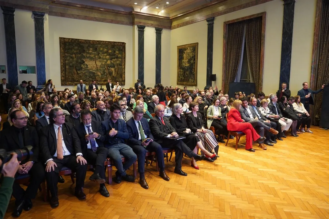 Sala completa durante una ceremonia en un salón institucional