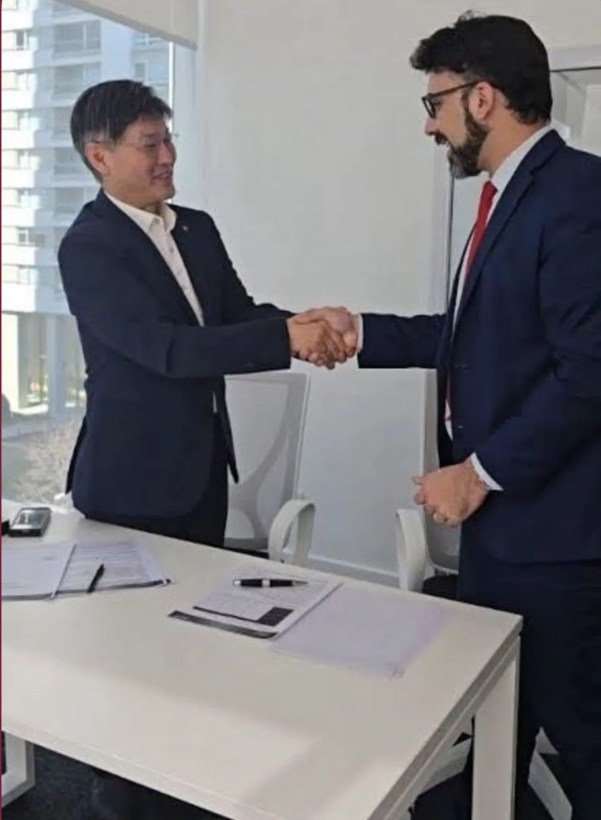 Saludo tras la firma de un acuerdo institucional