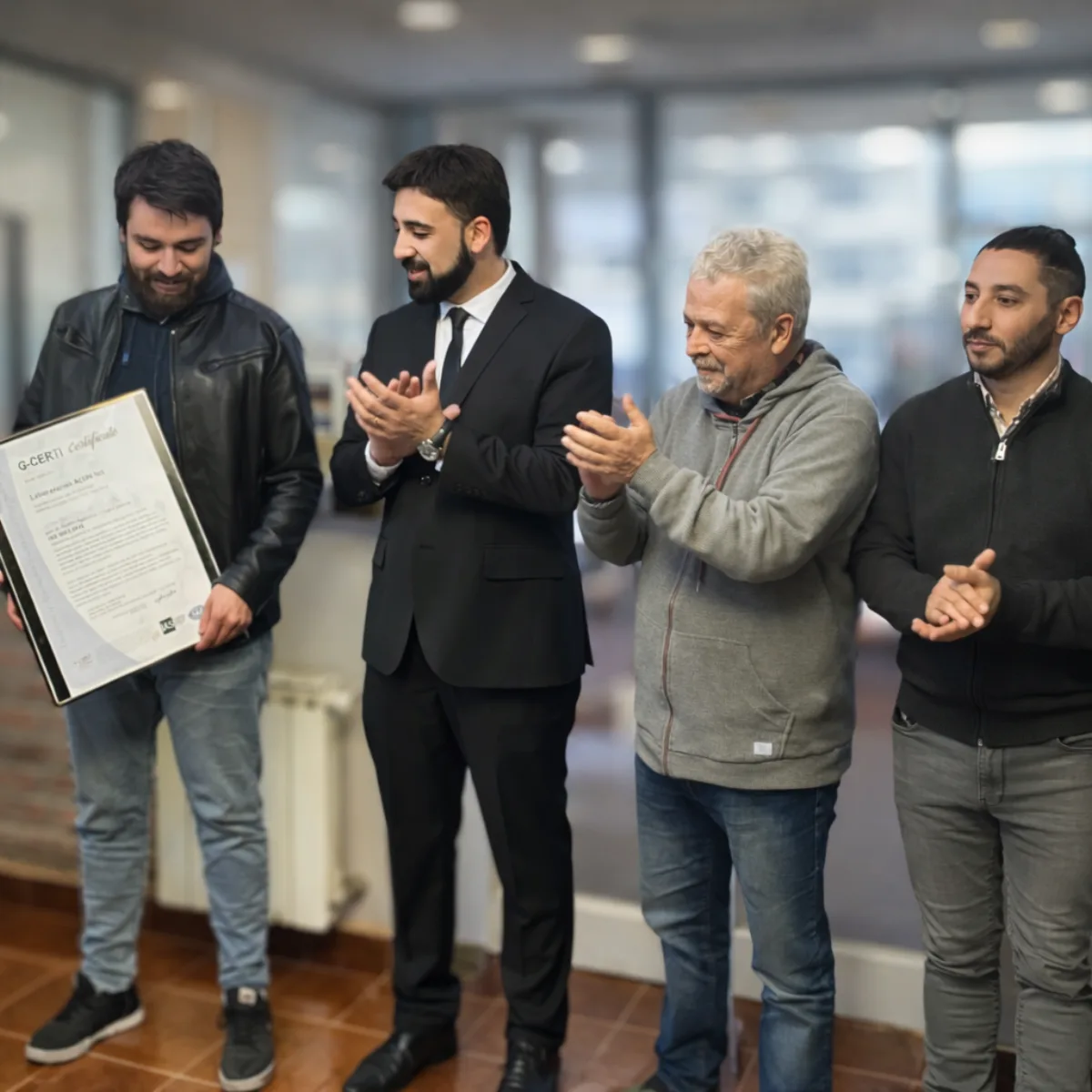 Entregando certificado ISO